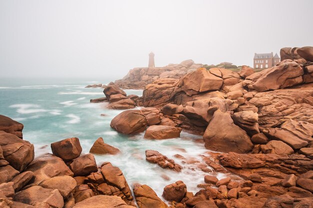 Felsen am Strand vor klarem Himmel