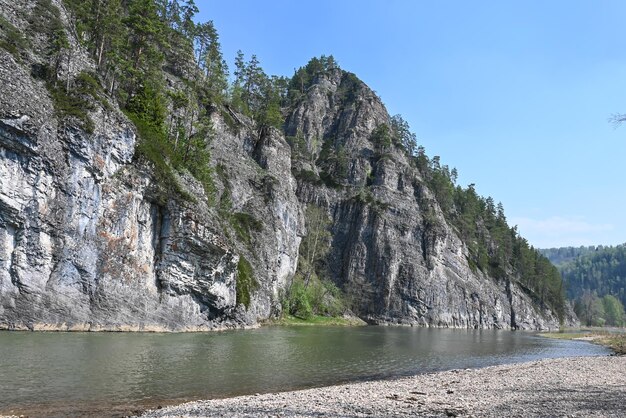 Felsen am Taiga-Fluss