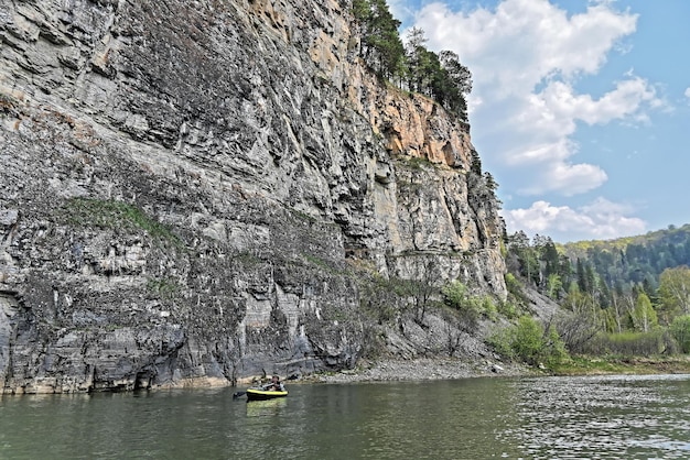 Felsen am Ufer des Flusses Zilim