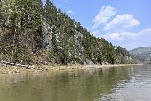 Felsen am Ufer des Flusses Zilim