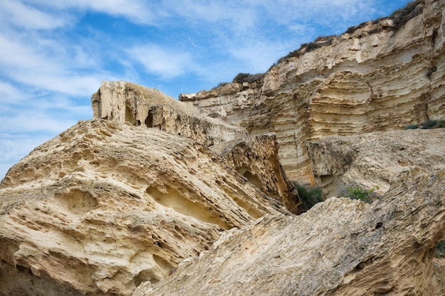 Foto felsen am ufer des kaspischen meeres