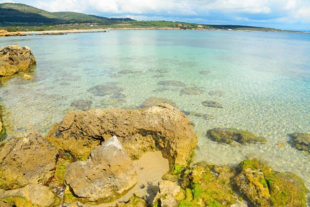 Felsen auf dem Wasser in Sardinien Italien