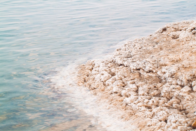 Felsen bedeckt mit Salz an der Küste des Toten Meeres