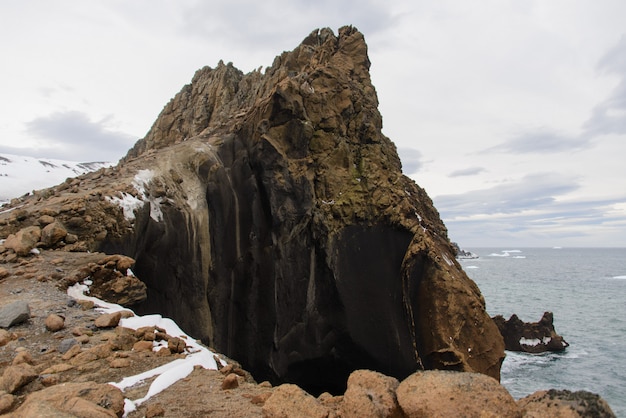 Felsen im antarktischen Meer nahe Deception Island