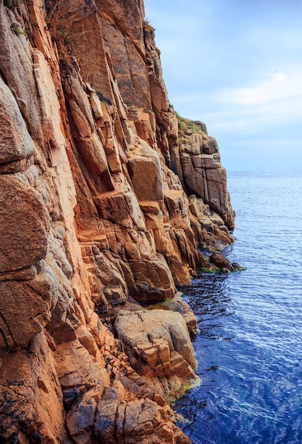 Felsen im blauen Meer