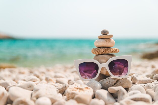 Foto felsen im gleichgewicht am meeresstrand kopieren raum sommerzeit