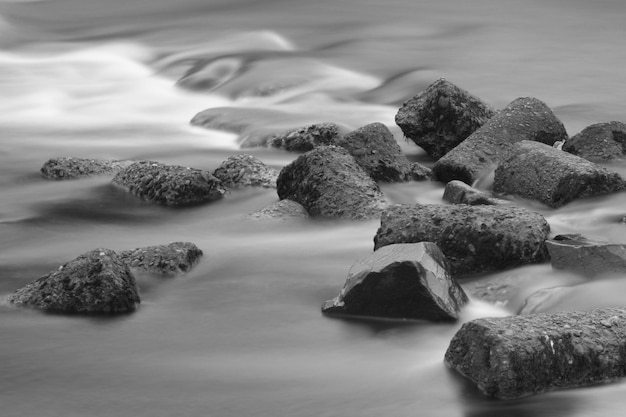 Foto felsen im meer gegen den himmel