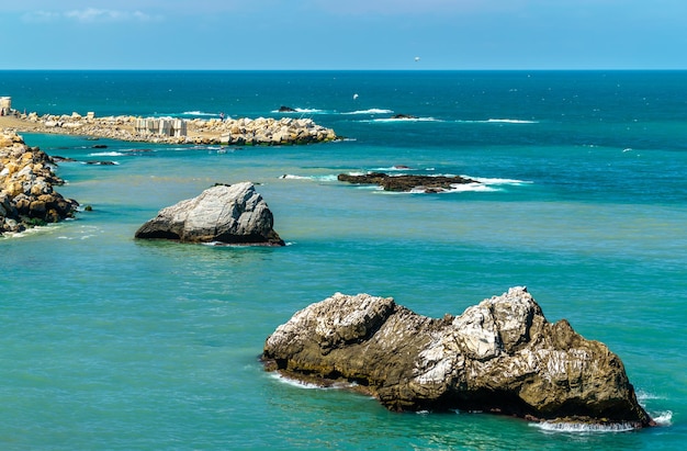 Felsen im Mittelmeer bei Algier, der Hauptstadt Algeriens