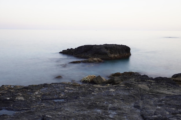 Felsen im Wasser im Mittelmeer Langzeitbelichtung