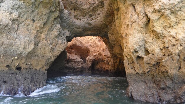 Foto felsen im wasser