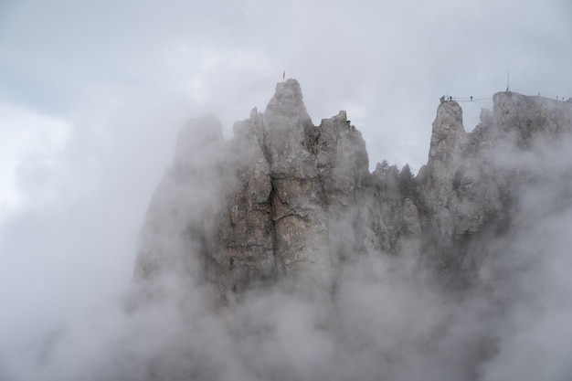 Felsen in dichtem Nebel und Wolken