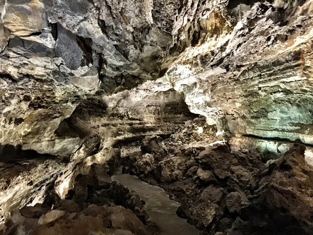 Foto felsen in einer höhle