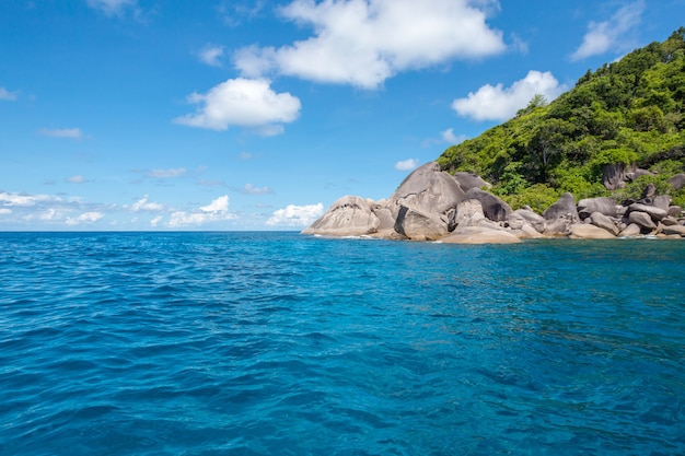 Felsen, Meer und blauer Himmel