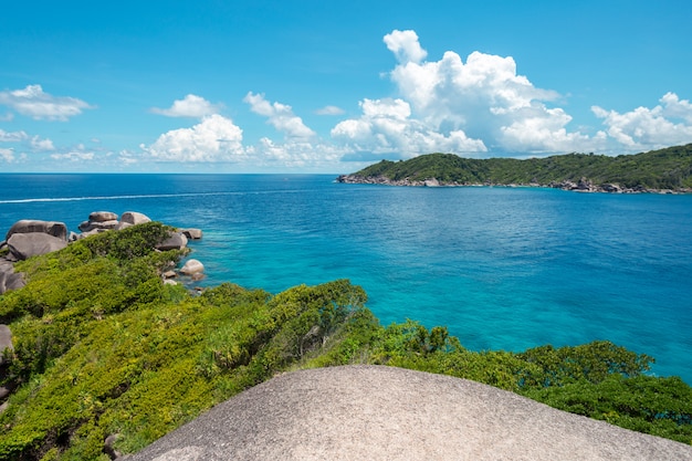 Felsen, Meer und blauer Himmel