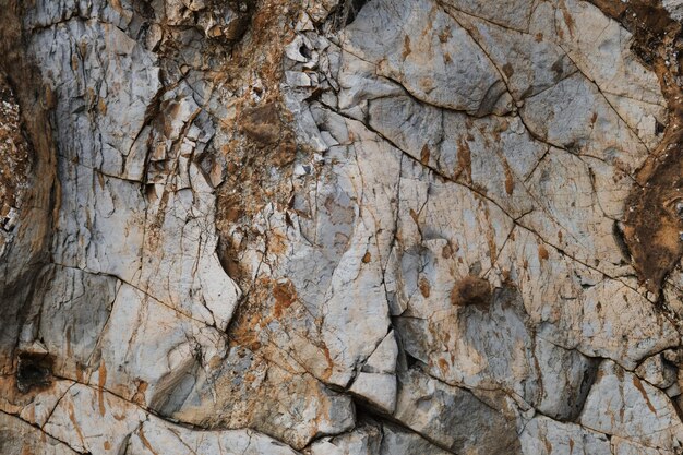 Felsen mit attraktivem Schatten und Ausbuchtung Ungewöhnlich schöne orangefarbene Steinstruktur