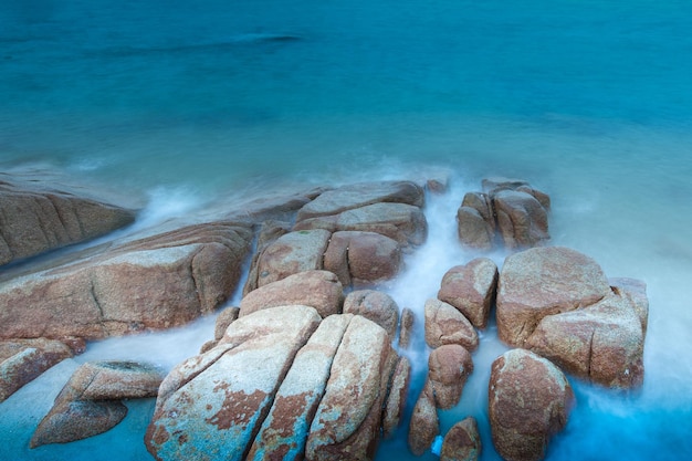 Felsen mit blauem Wasser
