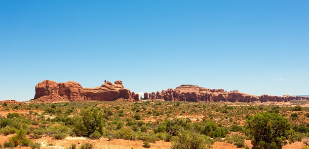 Felsen mit blauer Himmelslandschaft am sonnigen Tag im Arches-Nationalpark in Utah.