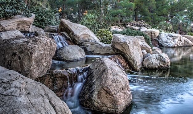 Foto felsen nach fluss