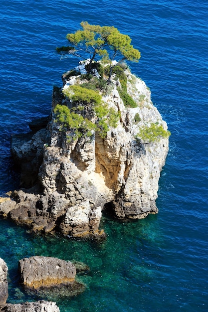 Felsen nahe Strand Cala di Porto Greco Italien