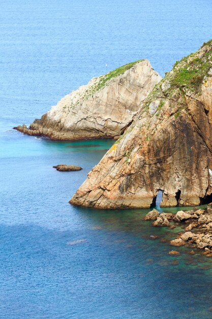 Felsen nahe Strand von Silencio (Spanien). Küstenlandschaft des Atlantischen Ozeans.