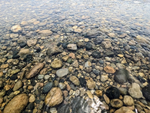 Felsen oder Steine im transparenten Flusswasser und von erstaunlicher Schönheit
