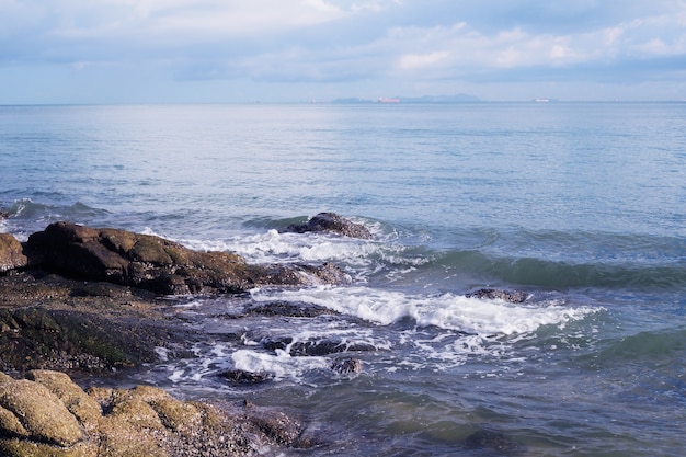 Felsen, schönes Meer und heller Himmel