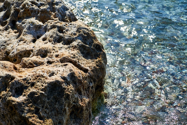Felsen und blauer Seehintergrund
