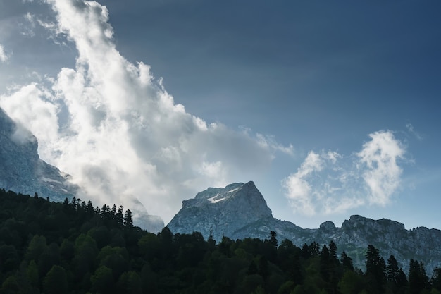 Felsen und ein Pass mit blauem Himmel mit durchbrechenden Sonnenstrahlen