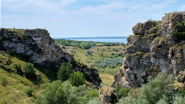 Felsen und grünes Gras an einem Sommertag