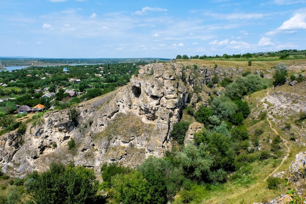 Felsen und grünes Gras an einem Sommertag