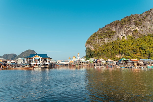 Felsen- und Insellandschaft und Phang Nga Bay