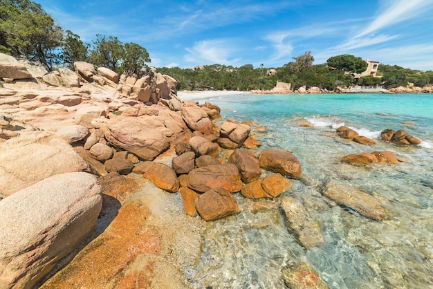 Felsen und klares Wasser in Capriccioli Strand Sardinien