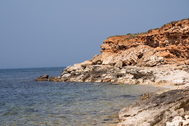 Felsen und Klippen der Südküste der Krim in der Gegend von Fiolent.