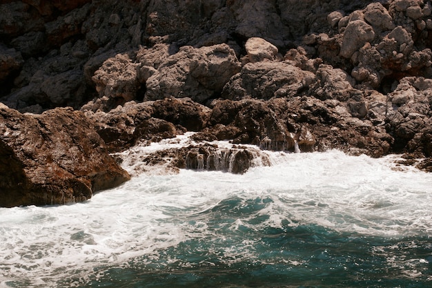 Felsen und Mittelmeer in der Türkei