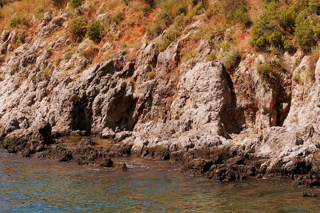 Felsen und Mittelmeer in der Türkei