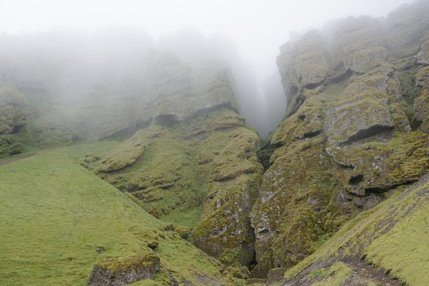 Felsen und Nebel in der Schlucht Raudfeldsgja auf der Halbinsel Snaefellsnes in Island