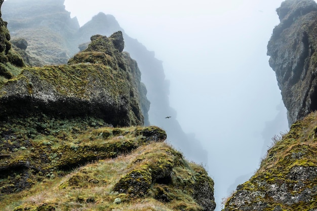 Felsen und Nebel in der Schlucht Raudfeldsgja auf der Halbinsel Snaefellsnes in Island