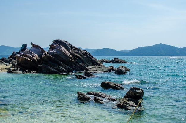 Felsen und Steinstrand Similan-Inseln mit dem berühmten Sail Rock Phang Nga Thailand Naturlandschaft