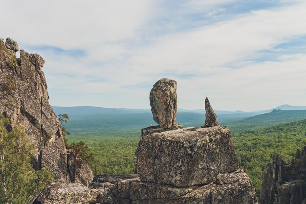 Felsen von Aegir und grüne Waldlandschaft