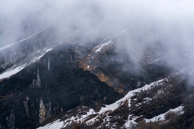 Felsenberg und Nebel in Nepal