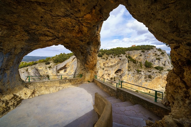 Felsenfenster, durch die Sie einen beeindruckenden Blick auf die Berglandschaft werfen können Teufelsfenster Cuenca