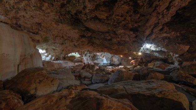 Felsenhöhle, Höhle in Thailand, Touristenhöhle mit Stalagmiten und Stalaktiten