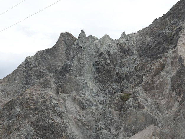 Felsenklippe mit Bäumen an einem bewölkten Tag Natürlicher Hintergrund