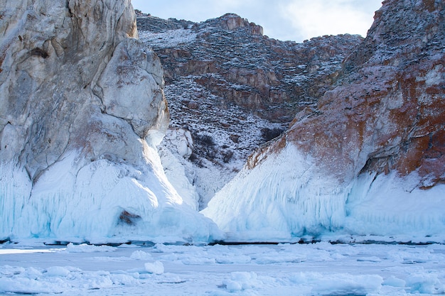 Felsenklippe mit Eisstalaktit im Baikalsee, Russland, Landschaftsfotografie