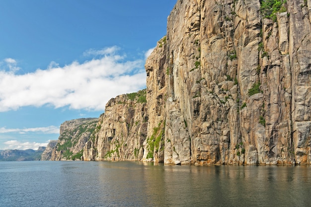 Felsenküstenlandschaft, Seegebirgsfjordansicht, Lysefjord, Norwegen.