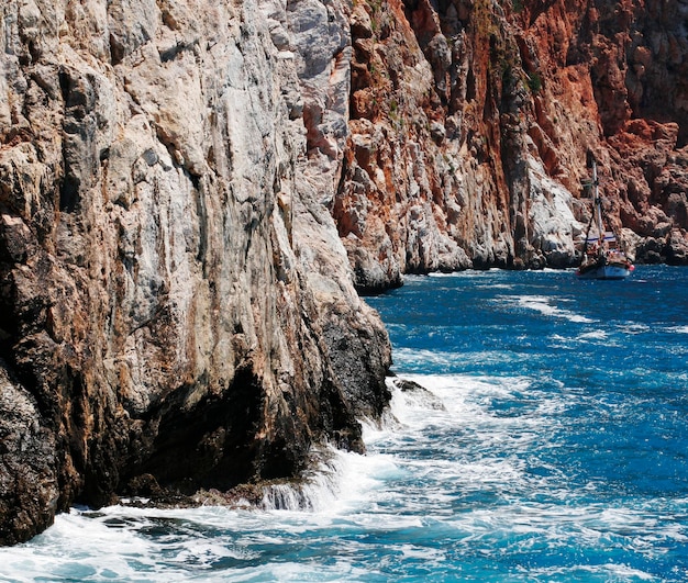 Felsenmeer und Welle in der Türkei