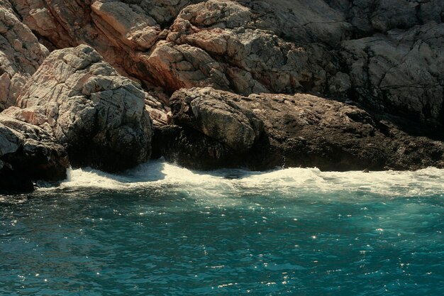 Felsenmeer und Welle in der Türkei