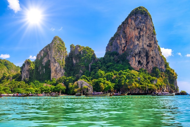 Felsenwasser und tropischer weißer Sandstrand Railay Beach West A