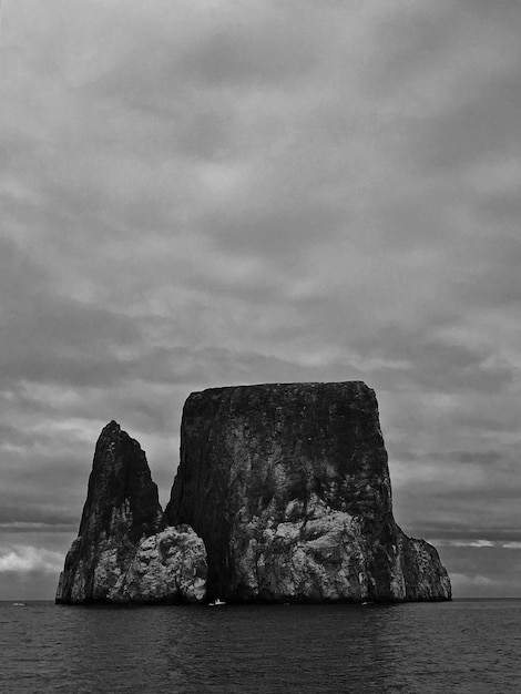 Foto felsformation am meer gegen den himmel