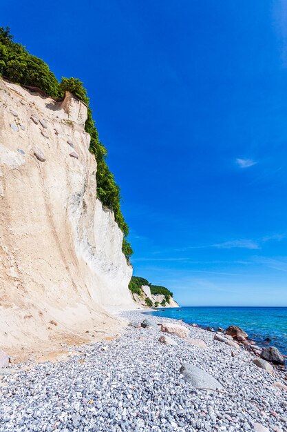 Felsformation am Strand vor blauem Himmel